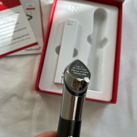 NWT 100 % authentic medicube device AG-R Booster H comes with 3 free samples - Picture 4 of 14